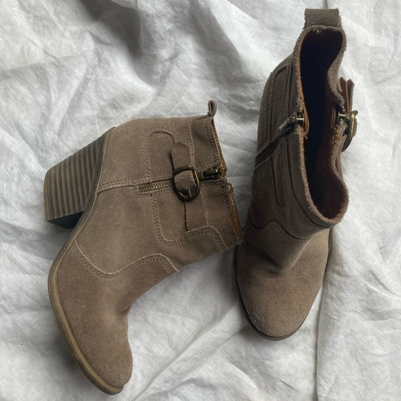 Lucky Brand Shoes - LUCKY BRAND women’s tan suede low heel size 7